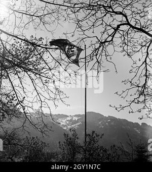 Die Flagge für die Jugend des Reichsarbeitsdienstes weibliche RAD dans der Formulaire ab 1934 weht Hohenaschau dans Chiemsee im im Wind, Deutschland 1930 er Jahre. Le drapeau de la rad Reichsarbeitsdienst femmes jeunes dans le vent de la Bavière, Allemagne 1930. Banque D'Images