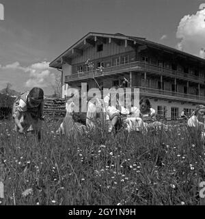 Un BdM Mädchen (in der Jugendherberge Adolf Hitler à Berchtesgaden, Deutschland 1930 er Jahre. Filles BdM séjournant à l'auberge de jeunesse d'Adolf Hitler à Berchtesgaden, Allemagne 1930. Banque D'Images