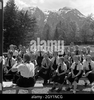 Mädchen BdM bem Staatskunde Unterricht im Hof der Jugendherberge Adolf Hitler à Berchtesgaden, Deutschland 1930 er Jahre. Filles BdM ayant une leçon idéologique à la cour de l'auberge de jeunesse d'Adolf Hitler à Berchtesgaden, Allemagne 1930. Banque D'Images