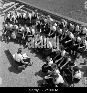 Mädchen BdM bem Staatskunde Unterricht im Hof der Jugendherberge Adolf Hitler à Berchtesgaden, Deutschland 1930 er Jahre. Filles BdM ayant une leçon idéologique à la cour de l'auberge de jeunesse d'Adolf Hitler à Berchtesgaden, Allemagne 1930. Banque D'Images