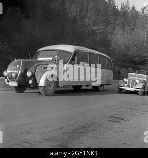 PKW überholt Bus Ein einen der Deutschen Reichsbahn auf der Reichsautobahn zwischen München und Berchtesgaden, Deutschland 1930 er Jahre. Un dépassement d'un autobus de la Deutsche Reichsbahn sur l'autoroute entre Munich et Reichsautobahn Berchtesgaden, Allemagne 1930. Banque D'Images