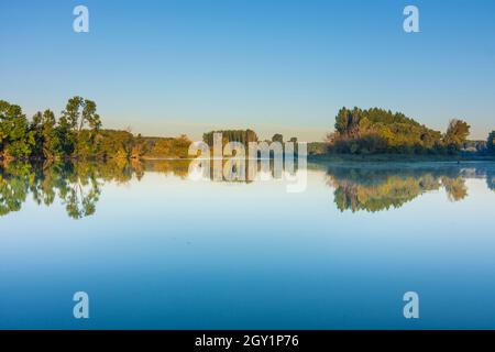 Szigetköz (petite île de Rye, Kleine Schüttinsel) : anabranque du Danube, forêt à Györ-Moson-Sopron, Hongrie Banque D'Images
