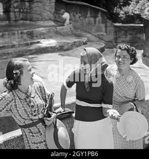 Drei junge Frauen am Eisbärgehege Zoobesuich die beim, Deutschland 1930 er Jahre. Trois jeunes femme visiter un jardin zoologique et voir l'ourse polaire composé, Allemagne 1930. Banque D'Images