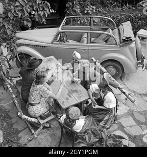 Mit dem Opel zu einem Ausflug à ein Gartenrestaurant, Österreich 1930er Jahre. Avec une Opel convertibles dans un restaurant dans le jardin, l'Autriche, 1930. Banque D'Images