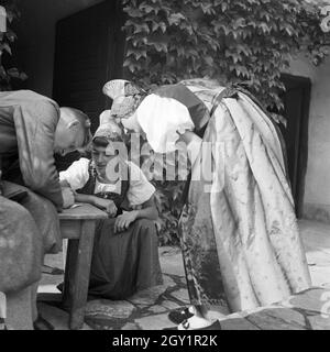 Ein junger Mann und zwei junge Frauen in der Tracht der Wachau in Österreich, Deutschland 1930 er Jahre. Un jeune homme et deux jeunes femmes portant l'ensemble de la région de Wachau en Autriche, l'Allemagne des années 1930. Banque D'Images