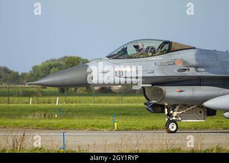 Leeuwarden pays-Bas octobre 4 2021 cours d'instructeur d'arme F-16 se préparant au décollage Banque D'Images