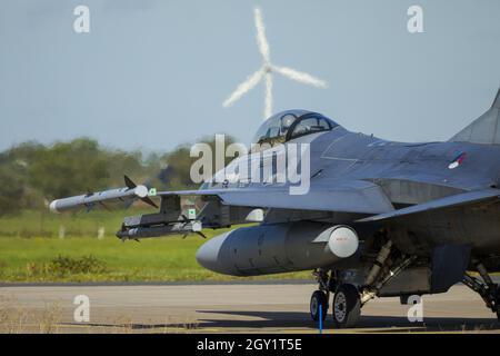 Leeuwarden pays-Bas octobre 4 2021 cours d'instructeur d'arme F-16 se préparant au décollage Banque D'Images