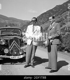 Vier Freunde auf einer Fahrt mit dem Auto nach Spanien, 1930er Jahre. Quatre amis voyagent en voiture vers l'Espagne, dans les années 1930. Banque D'Images