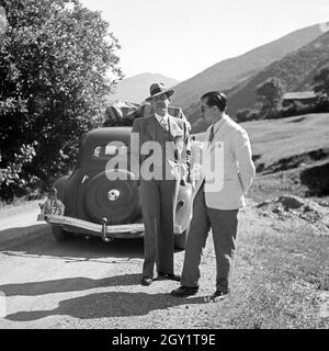 Vier Freunde auf einer Fahrt mit dem Auto nach Spanien, 1930er Jahre. Quatre amis voyagent en voiture vers l'Espagne, dans les années 1930. Banque D'Images