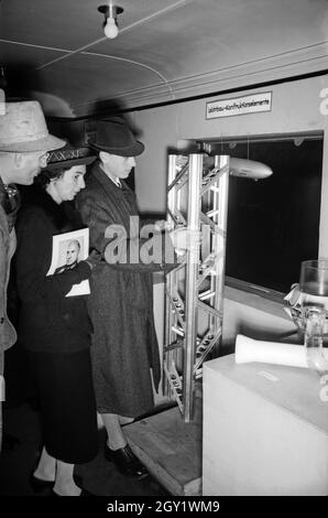 Ausstellungsbesucher informaieren sich auf der 'Sudetenfahrt der deutschen Technik' über die neuesten deutschen Errungenschaften auf dem Gebiet der Technik, hier: Stahltraverse für den Zeppelinbau, Deutschland 1930er Jahre. Visiteurs marchant dans l'exposition de propagande 'sonderfahrt der deutschen Technik', ici colonne d'acier pour la construction de navires aériens zeppelin, Allemagne des années 1930. Banque D'Images