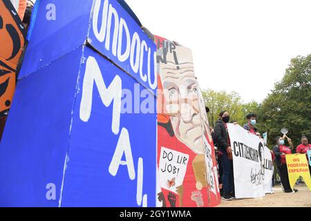 Washington, États-Unis. 06e octobre 2021. Les manifestants de United We Dream envoient une lettre à Mme Pelosi et au président des États-Unis Joe Biden et tiennent un rassemblement exigeant la citoyenneté pour tous, aujourd'hui le 06 octobre 2021 à Lafayette Park/Maison Blanche à Washington DC, États-Unis. (Photo de Lénine Nolly/Sipa USA) Credit: SIPA USA/Alay Live News Banque D'Images