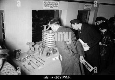 Ausstellungsbesucher informaieren sich auf der 'Sudetenfahrt der deutschen Technik' über die neuesten deutschen Errungenschaften auf dem Gebiet der Technik, hier nichtrostender Stahl, Deutschland 1930er Jahre. Visiteurs marchant dans l'exposition de propagande 'sonderfahrt der deutschen Technik', ici acier inoxydable, Allemagne des années 1930. Banque D'Images