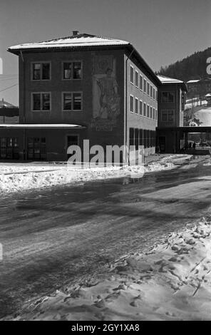 Unterwegs im Berchtesgadener Land, hier: Postamt, Deutschland 1940er Jahre. Autour de Berchtesgaden, ici : bureau de poste, Allemagne des années 1940. Banque D'Images