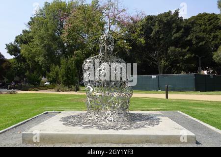 Endless V, par Juame Plensa, un morceau d'art public dans, Beverly Gardens Park, Beverly Hills, Californie, Etats-Unis Banque D'Images