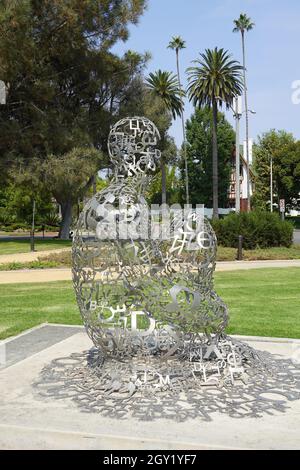 Endless V, par Juame Plensa, un morceau d'art public dans, Beverly Gardens Park, Beverly Hills, Californie, Etats-Unis Banque D'Images