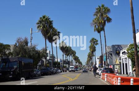 Tôt le matin sur un boulevard Abbé Kinney calme, Venise, Los Angeles, Californie, États-Unis Banque D'Images