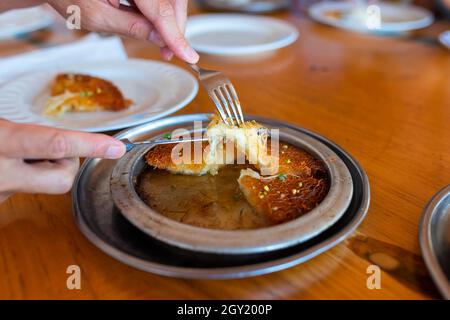 Kunefe kunafa dessert turc, kadayif, à la pistache en poudre et le fromage, servi chaud, très doux. Dessert traditionnel turc Banque D'Images