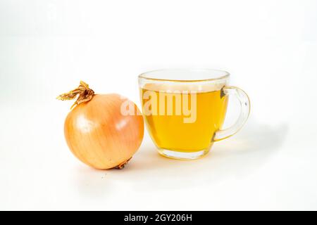 oignon et une tasse de thé transparente, isolée sur blanc Banque D'Images