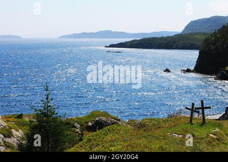 Vue depuis le sommet d'une colline qui domine l'océan Atlantique et la côte sauvage.Deux petites croix sur le sommet de la colline, étape de pêche ci-dessous. Banque D'Images