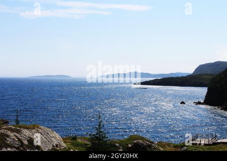Vue panoramique depuis le sommet d'une colline qui domine l'océan Atlantique et la côte sauvage. Banque D'Images