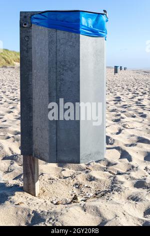 conteneur de déchets public à la plage de sable Banque D'Images