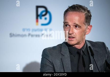 Berlin, Allemagne. 06e octobre 2021. Heiko Maas (SPD), ministre des Affaires étrangères, s'exprimant lors de la cérémonie du Prix Shimon Peres à Rotes Rathaus. Ce prix, qui est doté par le Foreign Office à la mémoire du président israélien Shimon Peres (1923-2016) et s’élève à 20,000 000 euros, est décerné chaque année à deux projets germano-israéliens prospectants qui ont apporté une contribution spéciale à l’établissement des relations germano-israéliennes et ont été mis en œuvre par de jeunes adultes. Credit: Bernd von Jutrczenka/dpa/Alamy Live News Banque D'Images