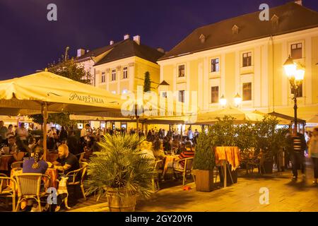 Györ (Raab): Restaurant à la place Szechenyi, Györ-Moson-Sopron, Hongrie Banque D'Images