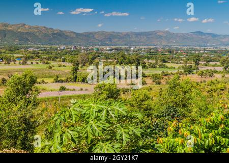 Vue aérienne de la ville de Nyaung Shwe près du lac Inle, Myanmar Banque D'Images