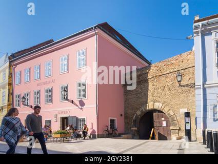 Györ (Raab) : place Becsi kapu ter (Wiener Tor Platz, place de la porte de Vienne), musée du Lapidarium à Györ-Moson-Sopron, Hongrie Banque D'Images