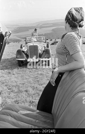 Junge leute bei einem Ausflug mit den Cabrios auf den Berg im Mittleren Schwarzwald Brend, Deutschland 1930 er Jahre. Les jeunes sur un voyage avec leur camion sur la colline de Brend la Forêt-Noire, Allemagne 1930. Banque D'Images