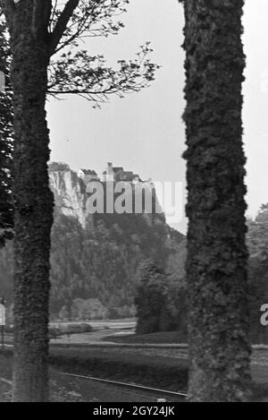 Idylllisches Schwarzwaldpanorama mit durch das Tal führenden Gleisen, 1930er Jahre Deutschland. Vue panoramique idyllique de la Forêt Noire avec les chemins menant à travers la vallée, Allemagne 1930. Banque D'Images