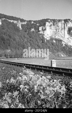 Idylllisches Schwarzwaldpanorama mit durch das Tal führenden Gleisen, 1930er Jahre Deutschland. Vue panoramique idyllique de la Forêt Noire avec les chemins menant à travers la vallée, Allemagne 1930. Banque D'Images