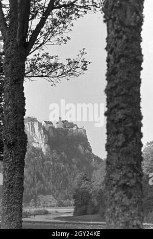 Idylllisches Schwarzwaldpanorama mit durch das Tal führenden Gleisen, 1930er Jahre Deutschland. Vue panoramique idyllique de la Forêt Noire avec les chemins menant à travers la vallée, Allemagne 1930. Banque D'Images