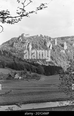 Idylllisch gelegene Eine Kleine Ortschaft im Schwarzwald, Deutschland 1930er Jahre. Un petit village niché dans un cadre idyllique de la vallée de la Forêt-Noire, Allemagne 1930. Banque D'Images