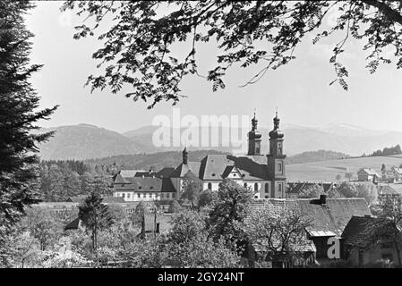 Idylllisch gelegene Eine Kleine Ortschaft im Schwarzwald, Deutschland 1930er Jahre. Un petit village niché dans un cadre idyllique de la vallée de la Forêt-Noire, Allemagne 1930. Banque D'Images