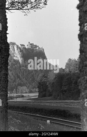 Idylllisches Schwarzwaldpanorama mit durch das Tal führenden Gleisen, 1930er Jahre Deutschland. Vue panoramique idyllique de la Forêt Noire avec les chemins menant à travers la vallée, Allemagne 1930. Banque D'Images