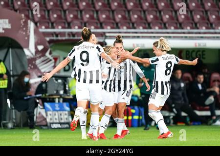 Genève, Suisse. 06e octobre 2021. Valentina Cernoia (7 Juventus) célèbre son but avec ses coéquipiers lors du match de football du 1er tour du groupe de la Ligue des champions de l'UEFA Womens entre Servette FCCF et Juventus au Stade de Genève, en Suisse. Crédit: SPP Sport presse photo. /Alamy Live News Banque D'Images