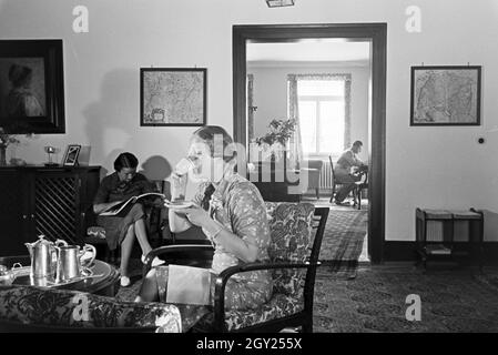 Entspannung im Hotel Wehrle à Triberg während einer Reise in den Schwarzwald, Deutschland 1930er Jahre. Détente dans l'hôtel Wehrle à Gutach pendant un voyage à la Forêt-Noire, Allemagne 1930. Banque D'Images