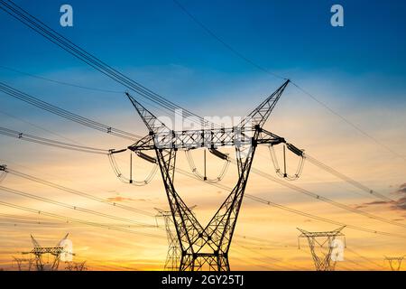 Les lignes électriques en provenance d'une sous-station à Foz do Iguazu, l'Etat du Parana, Brésil Banque D'Images