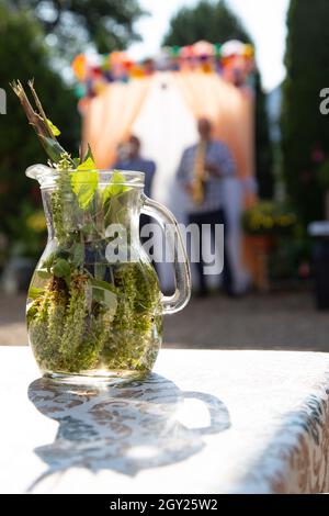 Carafe remplie d'eau sainte et de basilic sauvage roumain, utilisée dans les cérémonies orthodoxes Banque D'Images