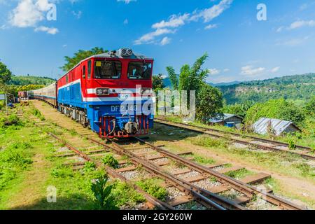 GOKTEIK, MYANMAR - 30 NOVEMBRE 2016 : train à une gare locale près du viaduc Gokteik Geik Teik, Myanmar Banque D'Images