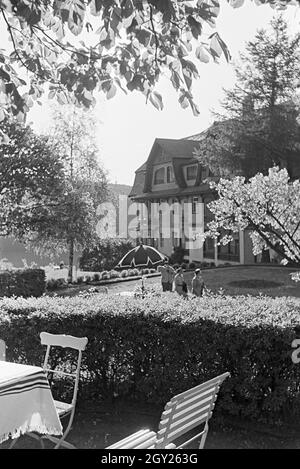 Spaziergänger in einem Park à Freudenstadt im Schwarzwald, Deutschland 1930er Jahre. Les poussettes dans un parc de Freudenstadt, dans la Forêt-Noire, Allemagne 1930. Banque D'Images