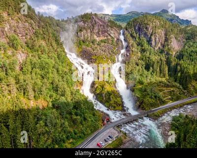 Norvège - Låtefossen est une cascade jumelle impressionnante située dans la vallée de l'Odda.165 mètres.Tir de drone, lumière du jour.Image HDR. Banque D'Images