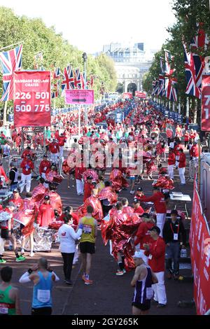 Les finisseurs du marathon de Londres Virgin Money de 2021 descendent en direction d'Admiralty Arch après la fin. Banque D'Images