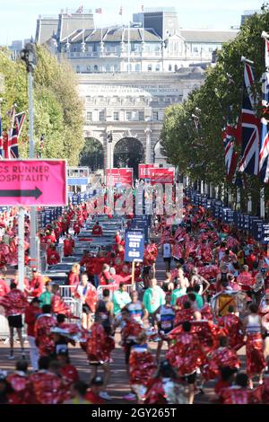 Les finisseurs du marathon de Londres Virgin Money de 2021 descendent en direction d'Admiralty Arch après la fin. Banque D'Images