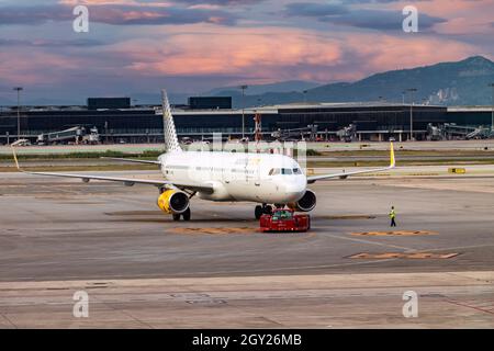 Barcelone, Espagne - 24 septembre 2021 : tracteur de la société iberia sur la manœuvre de retour d'un avion Vueling, à Josep Tarradellas - El Prat airp Banque D'Images