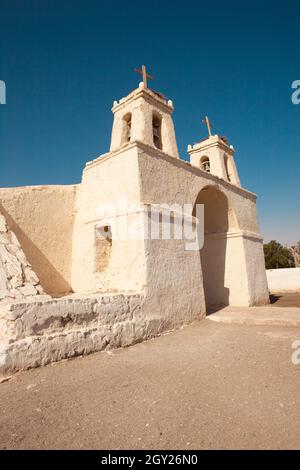 Une ancienne église construite en adobe dans un petit village nommé Chiu Chiu au milieu du désert d'Atacama dans le nord du Chili Banque D'Images