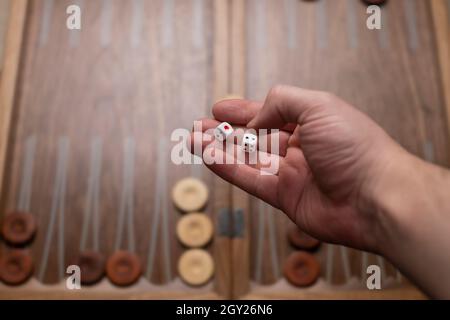 Main de dés de Backgammon.Jeu de société Banque D'Images