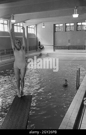 Junge Frau auf dem Sprungturm im Schwimmbad, Freudenstadt, Deutschland 1930 er Jahre. Jeune femme debout sur la tour de plongée dans une piscine, Freudenstadt, Allemagne 1930. Banque D'Images