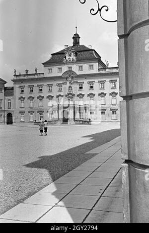 Das barocke Residenzschloss à Ludwigsburg, Deutschland 1930 er Jahre. Le Palais baroque de Ludwigsburg, Allemagne 1930. Banque D'Images